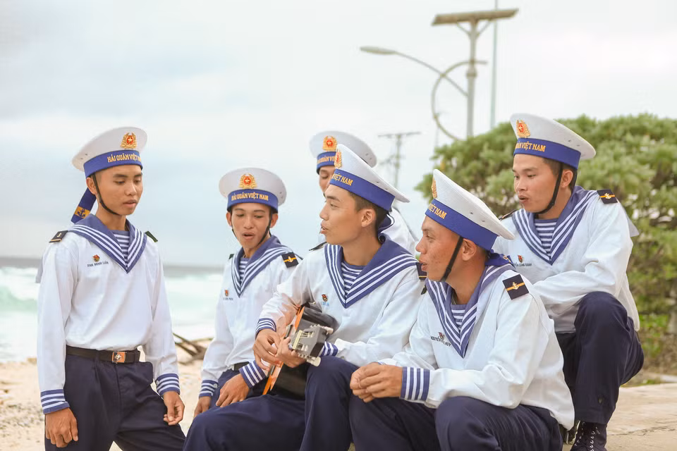 Momento de relajación de los soldados de la isla cuando se toman un descanso después de la guardia. (Foto: Revista Vietnam)