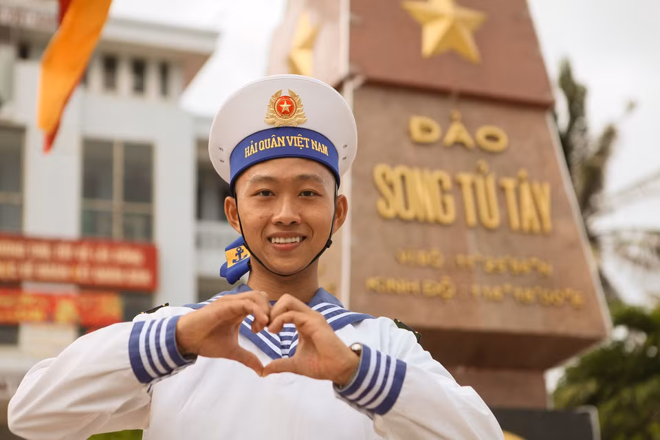 Un soldado naval forma un corazón con sus manos, mostrando entusiasmo y vigor juvenil. (Foto: Revista Vietnam)