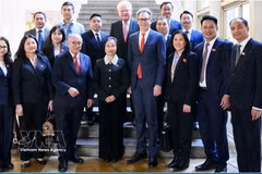La delegación del Consejo Popular de Hanoi en el Ayuntamiento de Fráncfort. (Foto: VNA)