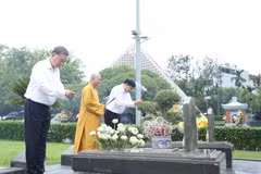 El secretario general del Partido Comunista de Vietnam, To Lam, ofrece incienso en el Cementerio Nacional de los Mártires A1 (Foto: VNA)