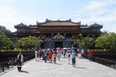 Turistas visitan la Ciudadela Imperial de Hue (Foto: VNA)