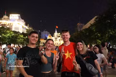 Los turistas extranjeros se sumergen en el vibrante ambiente de las celebraciones del Día Nacional en Ciudad Ho Chi Minh. (Foto: VNA)
