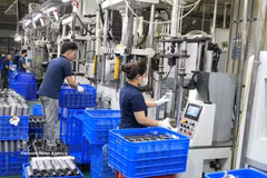 Línea de producción de la empresa de producción, importación y exportación de envases Thang Long, en el barrio de Tu Son, provincia de Bac Ninh. (Foto: VNA)