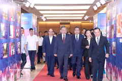 El secretario general del PCV y presidente de la República, To Lam, junto con otros dirigentes y exdirigentes del país, visita la exposición “Personas sencillas pero ejemplares”. (Foto: VNA)