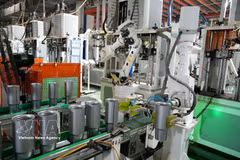 Un robot automatizado opera en la línea de producción de CAYI Technology Vietnam, en el Parque Industrial Yen Phong II-C, ciudad de Bac Ninh. (Foto: VNA)