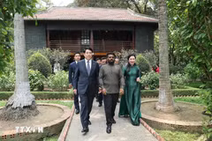 El presidente de Vietnam, Luong Cuong, y su homólogo de Sri Lanka, Anura Kumara Dissanayaka, visitan la casa sobre pilotes del Presidente Ho Chi Minh (Foto: VNA)