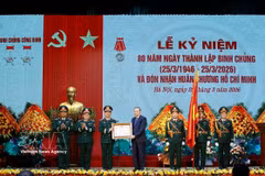 El secretario general del Partido Comunista de Vietnam, To Lam, otorga la Orden Ho Chi Minh al Cuerpo de Ingenieros Militares (Foto: VNA)