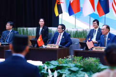 El primer ministro de Vietnam, Pham Minh Chinh (en el medio), participa en un diálogo con jóvenes representantes del Sudeste Asiático (Foto: VNA)