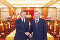 El secretario general del Partido Comunista de Vietnam, To Lam (derecha), se reúne con el presidente francés, Emmanuel Macron (Foto: VNA)