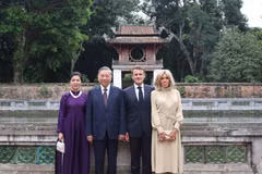 El secretario general del Partido Comunista de Vietnam, To Lam, y su esposa, junto con el presidente de Francia, Emmanuel Macron y su esposa, visitan el Templo de la Literatura (Foto: VNA)
