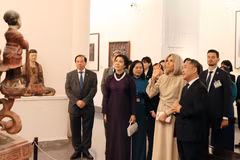 Ngo Phuong Ly y Brigitte Macron visitan el Museo de Bellas Artes de Vietnam (Foto: VNA)