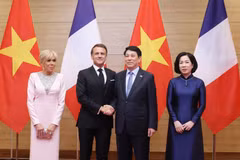 El presidente vietnamita, Luong Cuong, su homólogo francés, Emmanuel Macron, y sus esposas en el banquete en Hanoi el 26 de mayo (Foto: VNA)