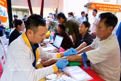 Personal médico recolecta muestras de ADN de familiares de los soldados caídos en la comuna de Yen Lac, provincia de Phu Tho. (Foto: VNA)