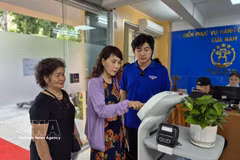 Robots integrados con inteligencia artificial ayudan a los ciudadanos en los trámites administrativos. (Foto: VNA)