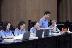 Un representante de la Fiscalía Popular de Hanoi lee las sentencias propuestas para los acusados ​​en el tribunal. (Foto: VNA)