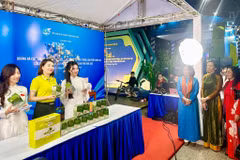 Mujeres empresarias realizan una transmisión en vivo para presentar productos de té. (Foto: hanoimoi.vn)