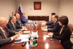 El miembro del Comité Central del Partido Comunista de Vietnam y ministro interino de Relaciones Exteriores, Le Hoai Trung, se reúne con el canciller ruso, Serguéi Lavrov (Foto: VNA)