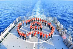Los compatriotas en el Barco de la Gran Unidad (Foto: VNA)