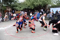 El pueblo Lo Lo Chai, en la provincia de Tuyen Quang, se sumerge en su danza tradicional, atrayendo a numerosos turistas que desean disfrutarla y experimentarla. (Foto: VNA)