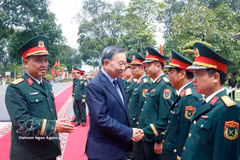 El secretario general del Partido Comunista de Vietnam y presidente de la República, To Lam, saluda a los oficiales. (Foto: VNA)