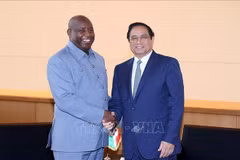 El primer ministro de Vietnam, Pham Minh Chinh (derecha), se reunió con el presidente de Burundi, Evariste Ndayishimiye, en la Semana de Alto Nivel de la 78ª Asamblea General de las Naciones Unidas en Nueva York, Estados Unidos (Foto: VNA)