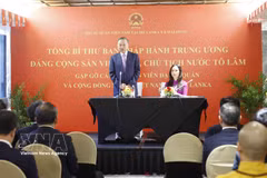 El secretario general del Partido Comunista y presidente de Vietnam, To Lam, se reúne la comunidad de coterráneos en Sri Lanka. (Foto: VNA)