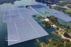 Una central de energía solar flotante sobre el embalse hidroeléctrico de Da Mi. (Foto: VNA)