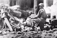 El soldado Tran Thanh blande una bomba de tres puntas, listo para destruir tanques enemigos en las calles de Hanoi el 23 de diciembre de 1946, al comienzo de la Guerra de Resistencia Nacional. Foto: Archivos