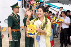 Los turistas del crucero Adora Magic City llegan a la provincia de Quang Ninh. (Foto: VNA)