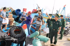 Los guardias fronterizos de la provincia de Dong Thap conciencian a los pescadores de la comuna de Gia Thuan sobre la prevención y la lucha contra la pesca ilegal antes de que zarpen. (Foto: VNA)