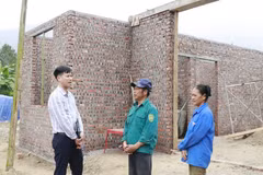 Un funcionario de la comuna de Viet Hong (provincia de Lao Cai) inspecciona la construcción de la casa de una familia local (Foto: VNA)