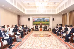 El viceministro de Relaciones Exteriores de Vietnam, Nguyen Manh Cuong, se reúne con Vilay Lakhamphong, miembro del Buró Político y permanente del Secretariado del Comité Central del PPRL (Foto: Cancillería de Vietnam)