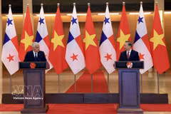 El secretario general del Partido Comunista y presidente de Vietnam, To Lam, y el presidente de Panamá, José Raúl Mulino, se reúnen con la prensa. (Foto: VNA)