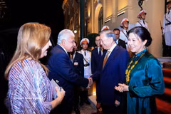 El secretario general del Partido Comunista y presidente de Vietnam, To Lam, y su esposa reciben al presidente de Panamá, José Raúl Mulino, y su cónyuge. (Foto: VNA)
