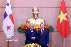 El secretario general del Partido Comunista y presidente de Vietnam, To Lam (derecha), recibe al presidente de Panamá, José Raúl Mulino. (Foto: VNA)