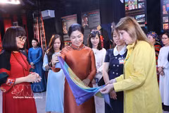 Ngo Phuong Ly, esposa del secretario general del Partido Comunista y presidente Vietnam, To Lam, y Maricel Cohen de Mulino, cónyuge del presidente de Panamá, José Raúl Mulino, participan en un programa de experiencia cultural sobre las minorías étnicas de Vietnam en el Templo de la Literatura, en Hanoi. (Foto: VNA)