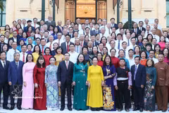 La vicepresidenta de Vietnam Vo Thi Anh Xuan y los delegados (Foto: VNA)
