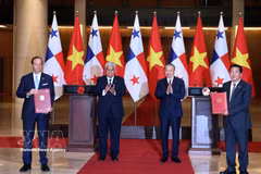 El secretario general del Partido Comunista y presidente de Vietnam, To Lam, y el presidente de Panamá, José Raúl Mulino, presencian la ceremonia de entrega del acuerdo de cooperación en materia de transporte marítimo entre ambos Gobiernos. (Foto: VNA)