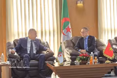 El embajador de Vietnam en Argelia, Tran Quoc Khanh, se reúne con el gobernador de Annaba, Abdelkrim Lamouri. (Foto: VNA)