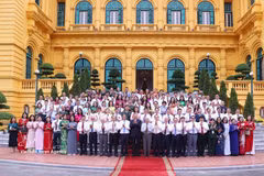 El secretario general del Partido Comunista y presidente de Vietnam, To Lam, se reúne con 101 periodistas ejemplares que han sido galardonados con el Premio Nacional de Prensa a lo largo de las distintas ediciones del certamen. (Foto: VNA)