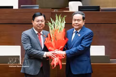 El presidente de la Asamblea Nacional de Vietnam, Tran Thanh Man (derecha), felicita al nuevo ministro del Interior, Nguyen Tien Hai. (Foto: VNA)