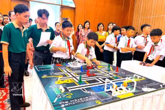 Los alumnos de primaria de Can Tho participan en competiciones de programación de robots que se desarrollan completamente en inglés. (Foto: VNA)