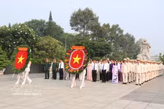 Las autoridades municipales visitan el Cementerio de Mártires de Ciudad Ho Chi Minh. (Foto: VNA)