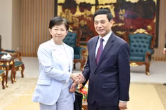 El viceprimer ministro vietnamita Phan Van Giang recibe a la subsecretaria general de la ONU para Asuntos de Desarme, Izumi Nakamitsu. (Foto: VNA)