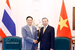 El secretario general del Partido Comunista y presidente de Vietnam, To Lam (derecha), recibe al primer ministro de Tailandia, Anutin Charnvirakul. (Foto: VNA)