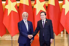 El presidente de la Asamblea Nacional de Vietnam, Tran Thanh Man (derecha), recibe al primer ministro de Timor-Leste, Kay Rala Xanana Gusmão. (Foto: VNA)