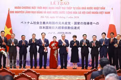El primer ministro vietnamita, Le Minh Hung, y su homóloga japonesa, Takaichi Sanae, posan para una foto grupal con los delegados. (Foto: VNA)