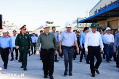 El primer ministro Pham Minh Chinh inspecciona las labores de recuperación tras los daños causados por el tifón Kalmaegi en la provincia central de Gia Lai (Foto: VNA)