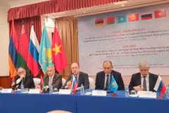 En la conferencia de prensa (Foto: thuonggiaoonline.vn)