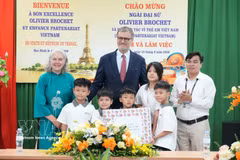 El embajador de Francia en Vietnam, Olivier Brochet, entrega obsequios al Centro de Protección Social Integral de Bac Ninh. (Foto: VNA)